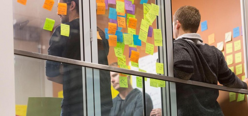 Podajnik do karteczek samoprzylepnych POST-IT® Pro (PRO-W-12SSCOL-R330), biały, w zestawie 12 bloczków Super Sticky Z-Notes - zdjęcie (4